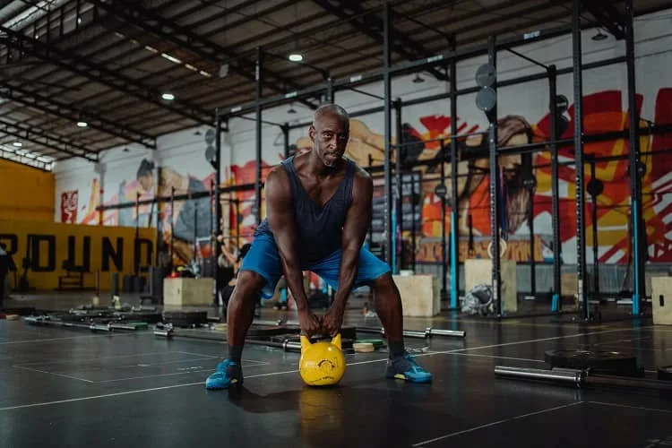 Kettlebells en suelo de gimnasio para entrenamiento funcional