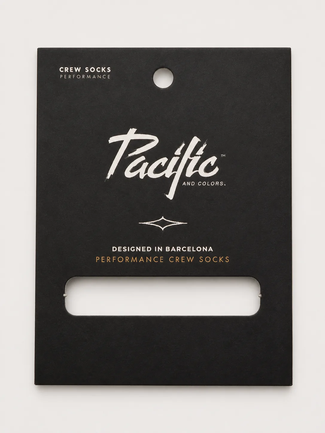 Packaging negro de cartón de los calcetines Pacific & Co. Performance Crew Socks con el texto Designed in Barcelona