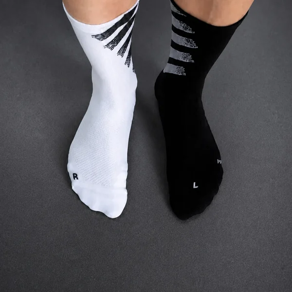 Calcetines de running Pacific and Co. HYPER PRO 1.0, uno blanco y otro negro