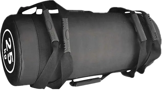 Atleta realizando lunges con sandbag en entrenamiento funcional