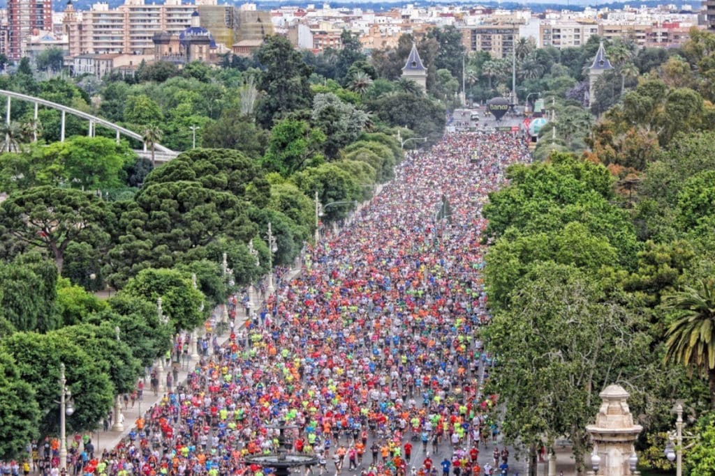 Salida oficial de la Volta a Peu Valencia con el banner de Caixa Popular