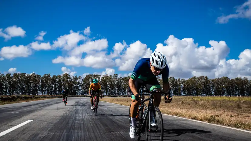 Ciclistas compartiendo una salida por carretera, imagen editorial del blog de ciclismo