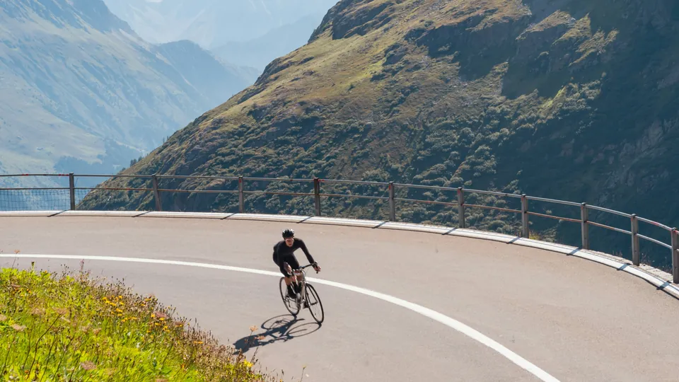 Bicicleta de carretera en un puerto de montaña