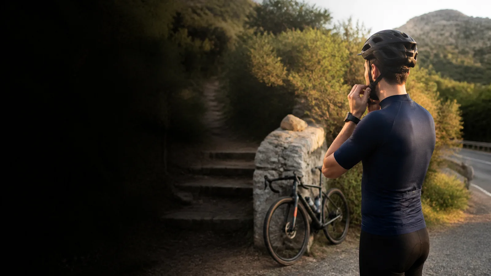 Ciclista ajustándose el casco antes de salir