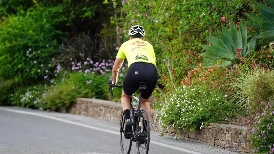 Ciclista de carretera visto desde atrás mostrando su posición sobre la bici
