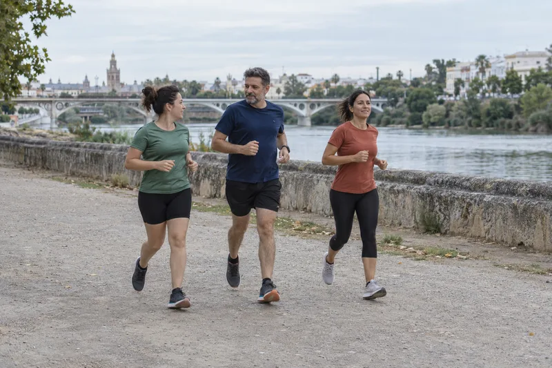 Tres personas corriendo juntas; recreación con IA