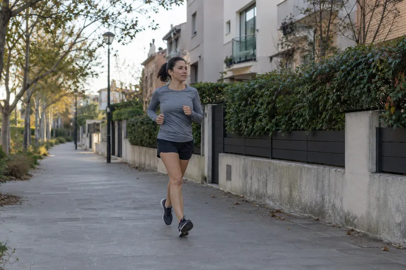 Corredora por la mañana; recreación con IA que no acredita entrenamiento en ayunas