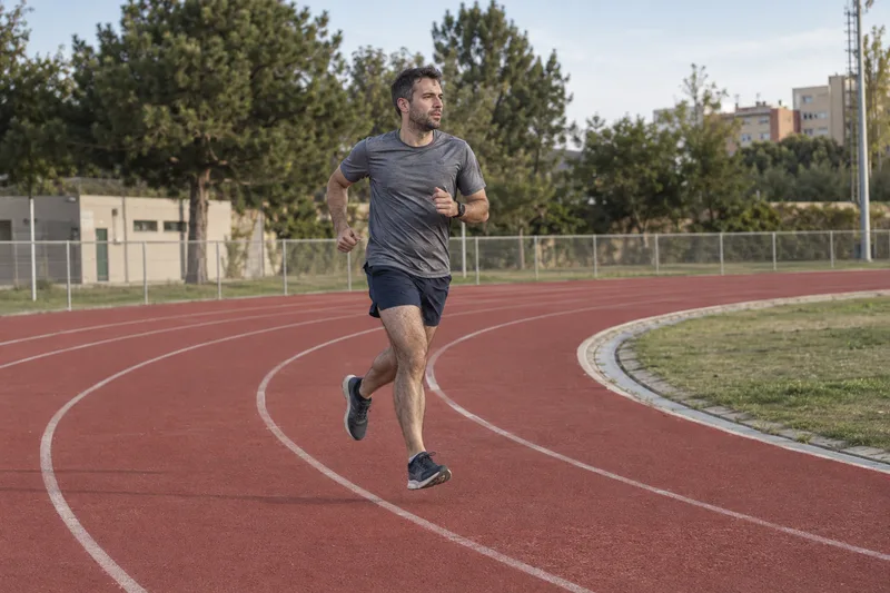 Corredor entrenando en una pista; recreación con IA