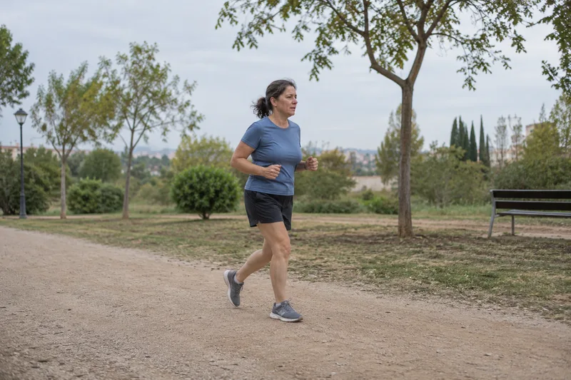 Corredora en un parque; recreación con IA