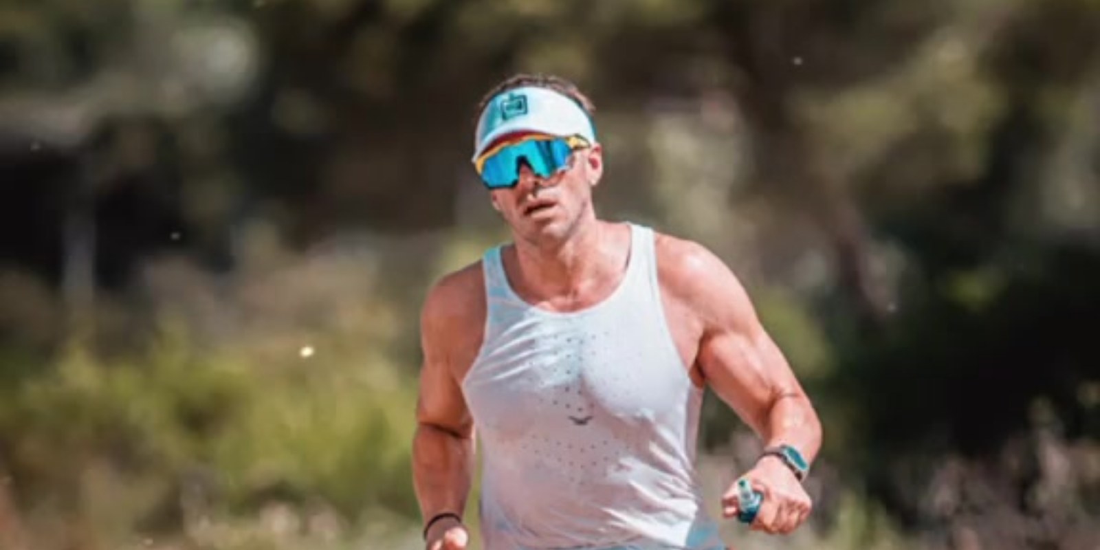 Abraham Márquez, fundador de CorrerJuntos, corriendo por un sendero de trail