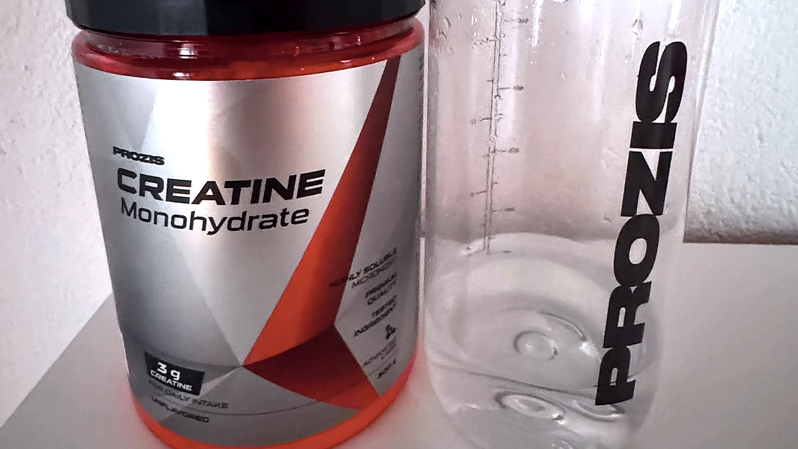 Bote de Prozis Monohidrato de Creatina 300 g junto al agitador de la marca