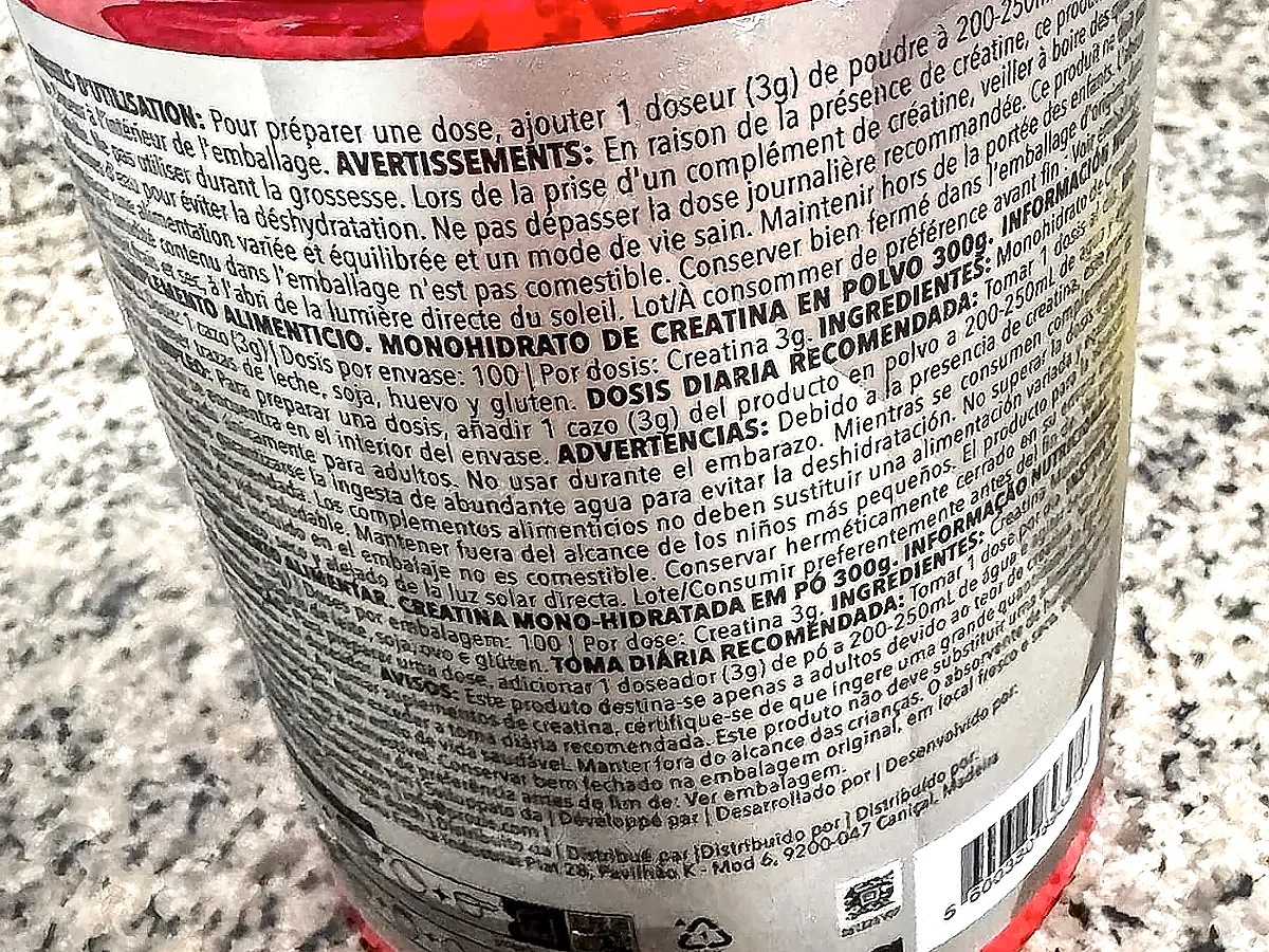 Instrucciones y dosis de 3 g impresas en el envase de la creatina Prozis