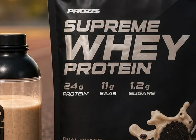 Supreme Whey Protein Cookies y Cream de Prozis junto al agitador