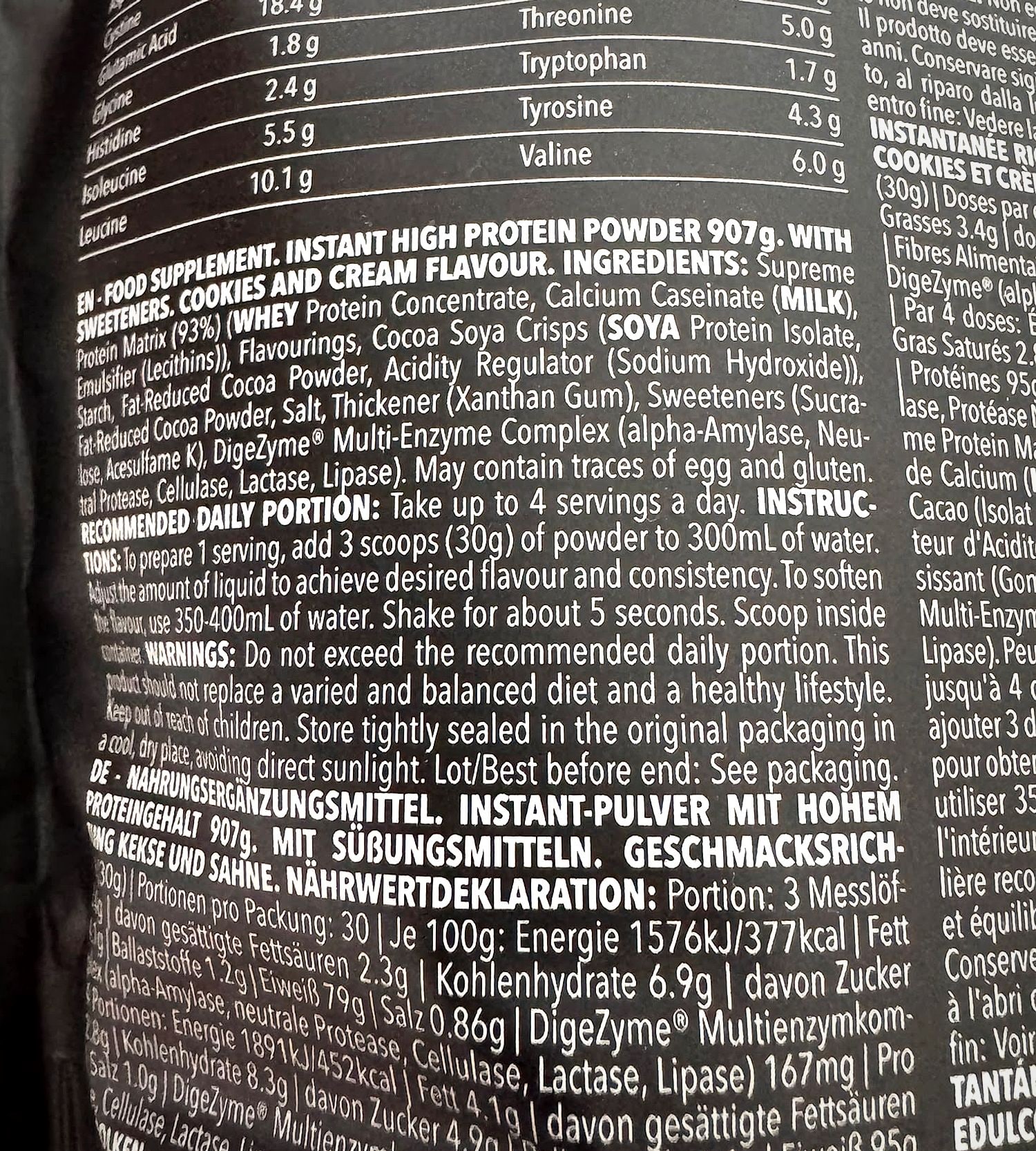 Aminograma e ingredientes impresos en el envase, con la matriz proteica al 93 % y los crujientes de soja y cacao