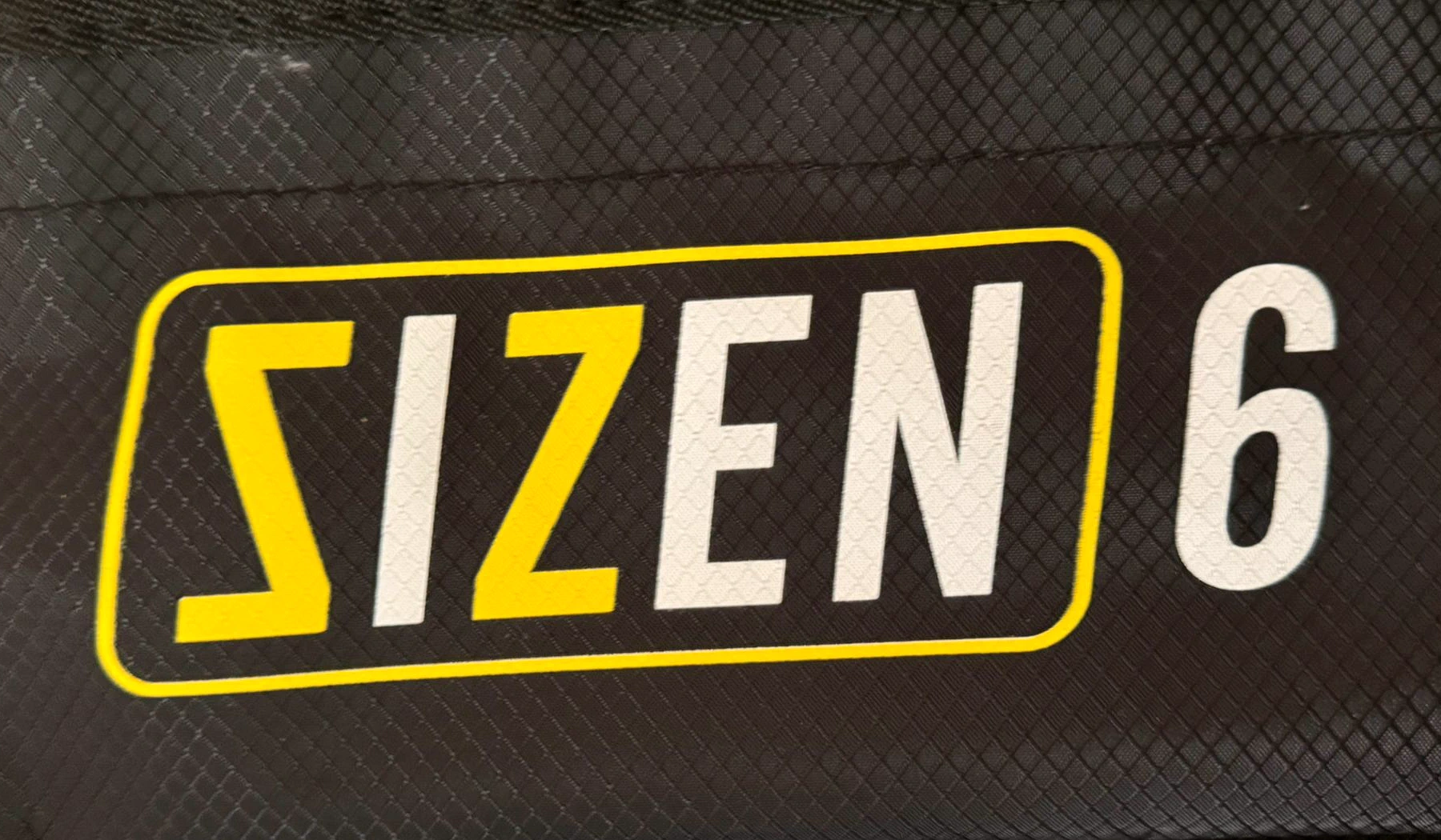 Detalle del logotipo Sizen 6 en los PANTS de presoterapia