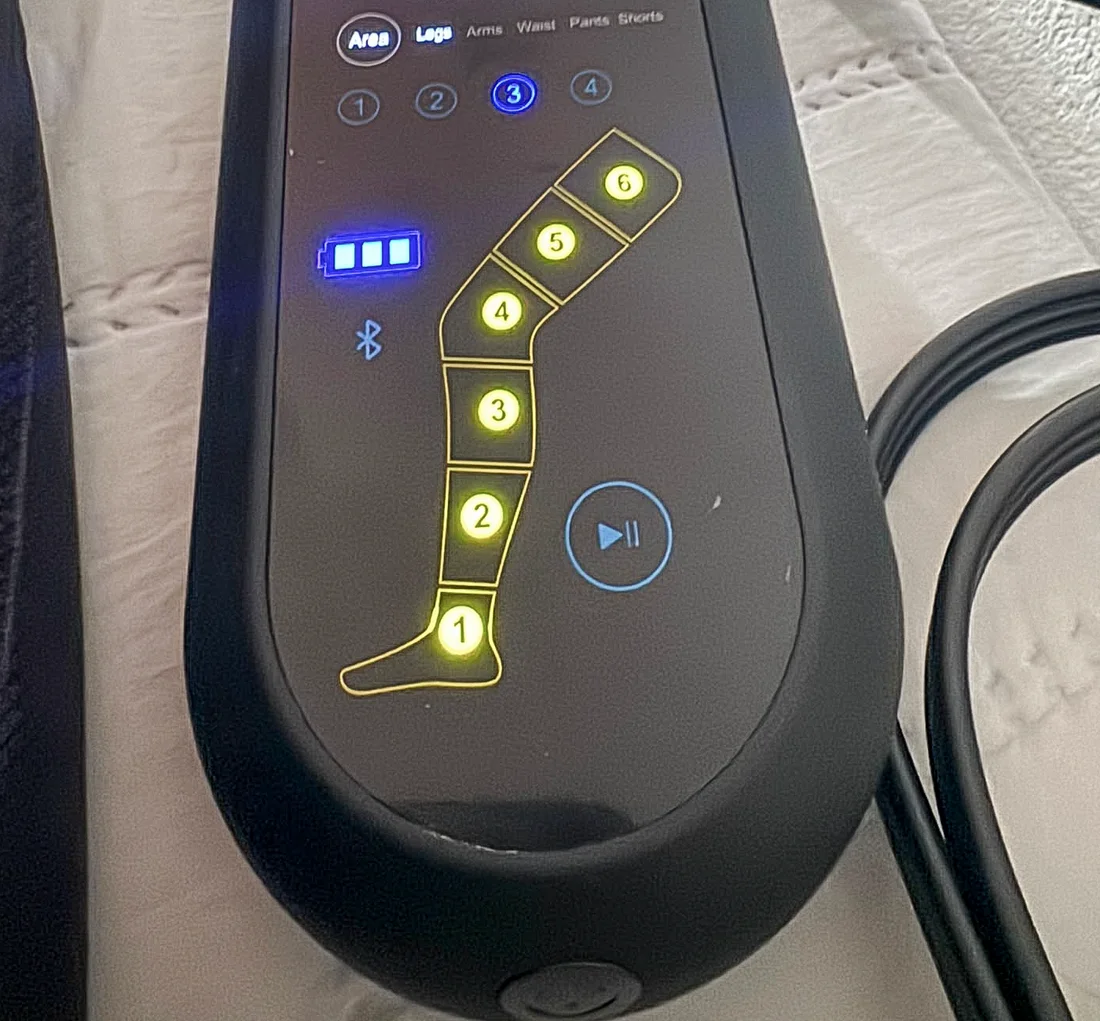 Panel de control del equipo con el selector de zona, el programa activo y las seis cámaras iluminadas
