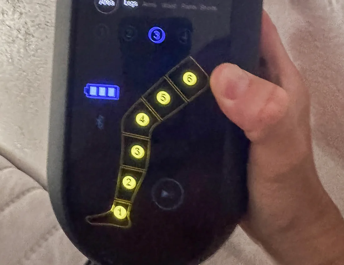 El panel de control del equipo sujeto con una mano durante una sesión