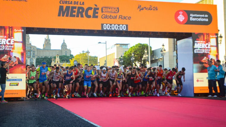 Cursa de la Mercè Barcelona - Salida oficial con el arco BIMBO Global Race y el Palau Nacional al fondo