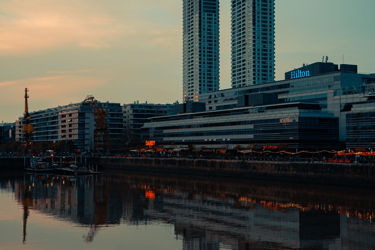 Atardecer sobre el agua en Puerto Madero, Buenos Aires, uno de los barrios que recorre la Maratón y zona habitual de entrenamiento