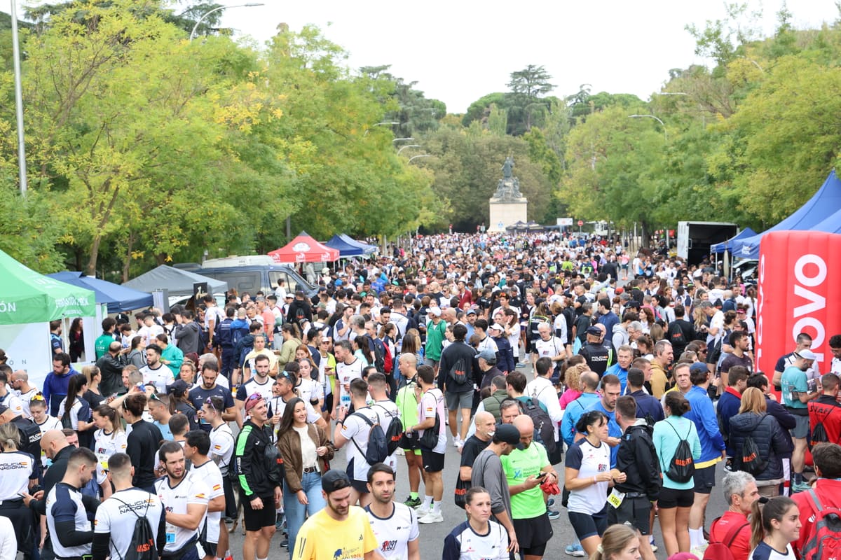Ambiente multitudinario de corredores en la zona de salida y meta de la Ruta 091 de Madrid