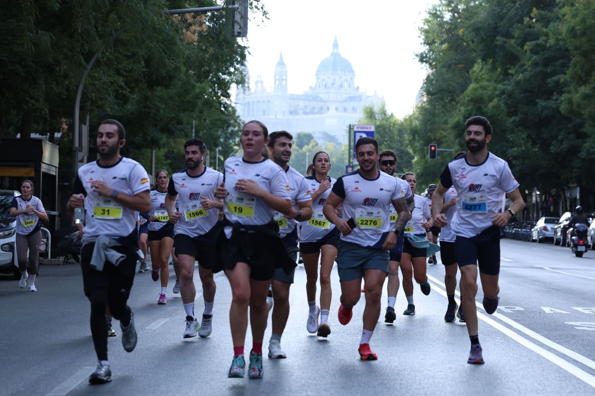 Pelotón de corredores por las calles de Madrid con una basílica al fondo en la Ruta 091