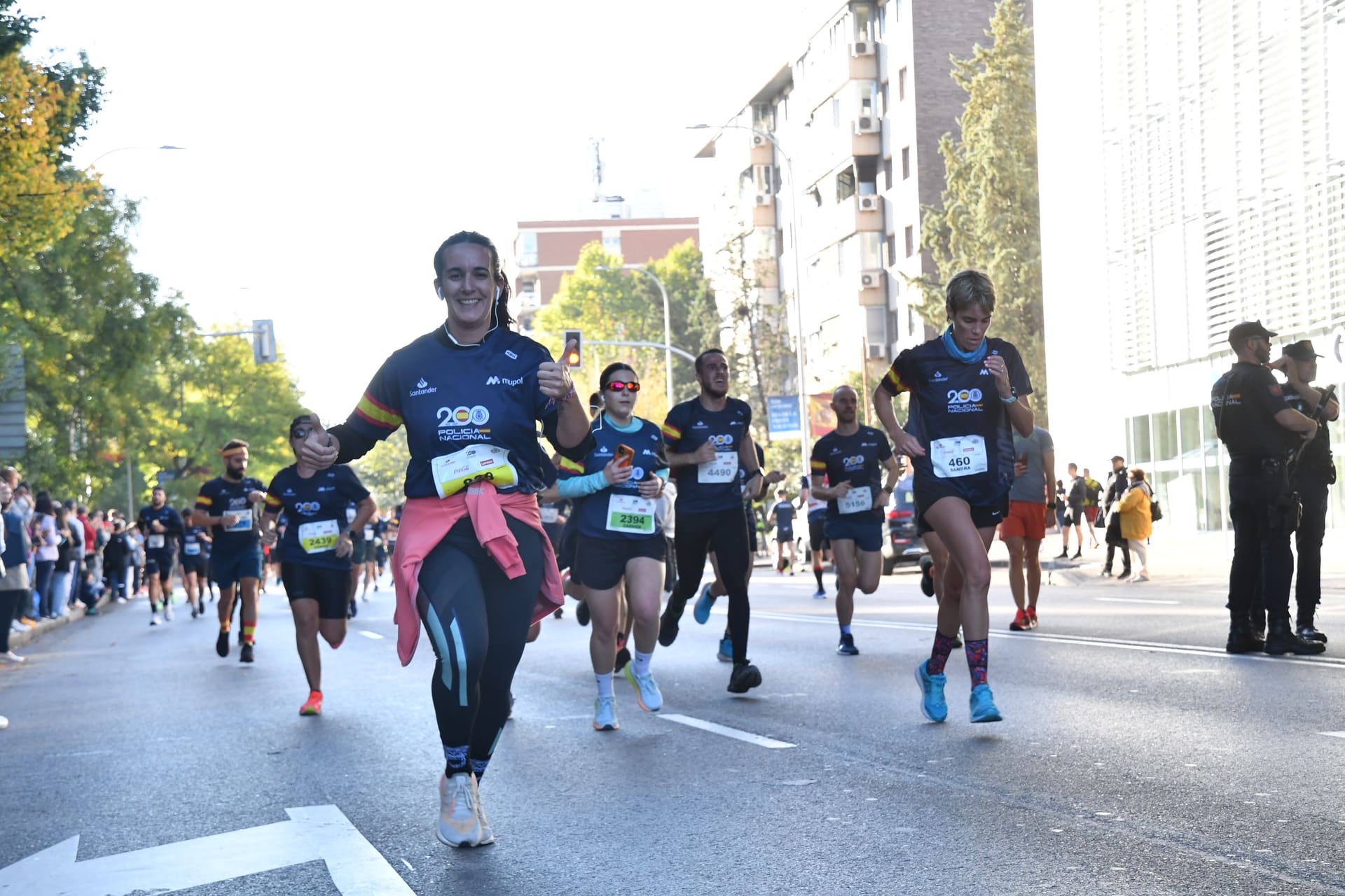 Corredores con la camiseta oficial de la Policía Nacional durante la Carrera Solidaria Ruta 091 de Madrid