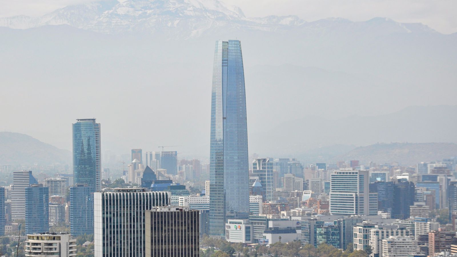 El skyline de Santiago con la torre Costanera Center y la cordillera de los Andes al fondo