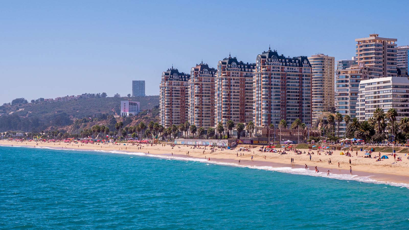 La costa de Viña del Mar con la playa y los edificios frente al Pacífico, zona por la que discurre el recorrido de la Maratón