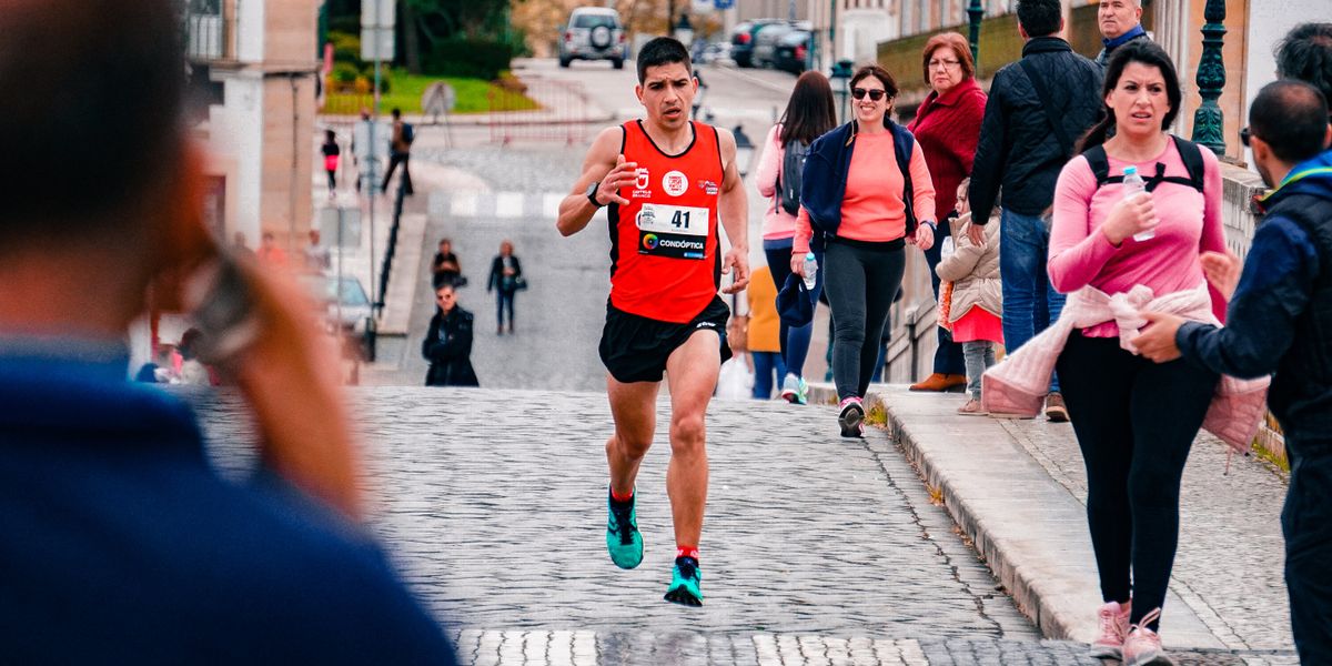 Corredor en carrera popular urbana por el centro de Madrid, referencia de la Carrera de la Ciencia CSIC