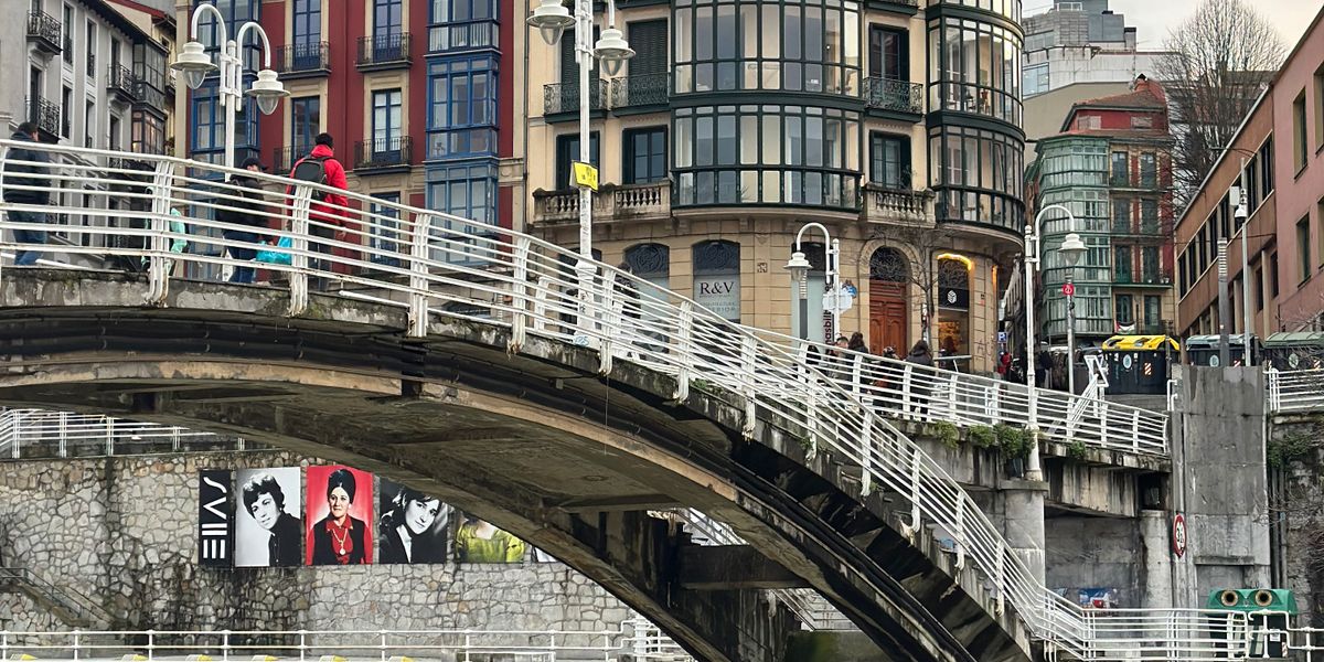 Puente sobre la ría en el casco viejo de Bilbao
