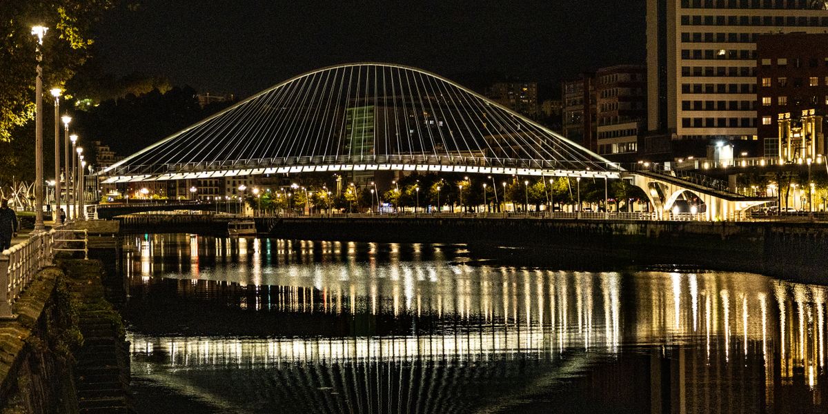 Puente Zubizuri de Bilbao iluminado de noche