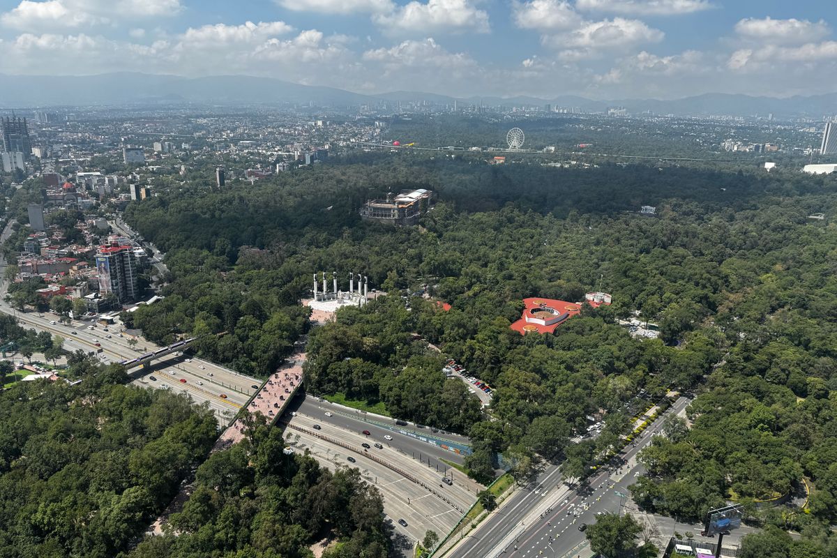 Vista aérea del Bosque de Chapultepec y Paseo de la Reforma, uno de los grandes pulmones verdes donde entrenan los corredores de la Ciudad de México