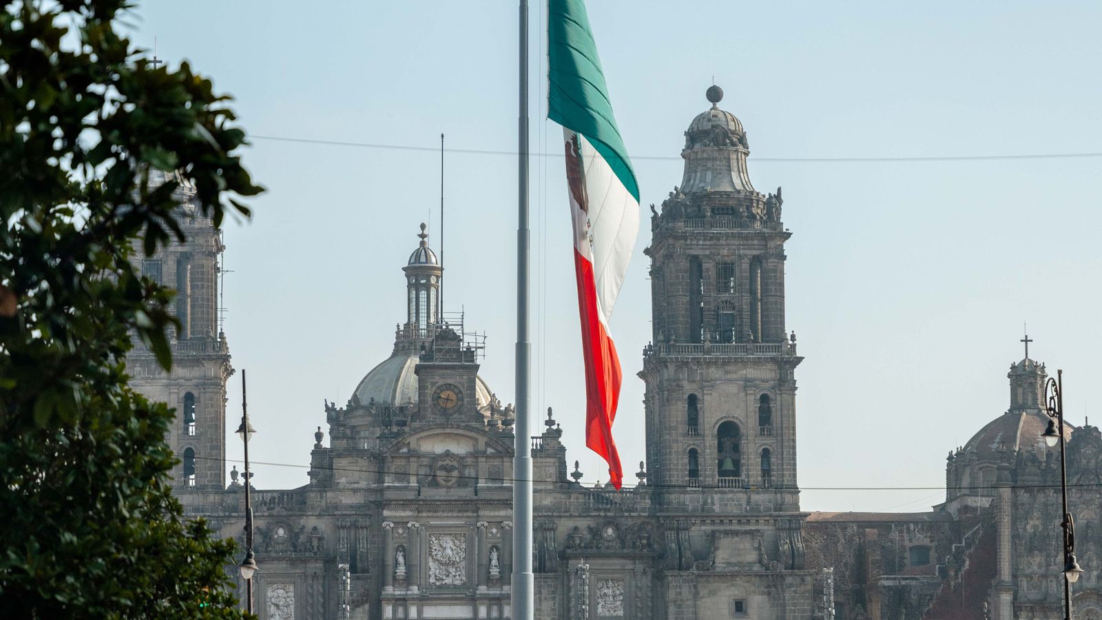 El Zócalo de la Ciudad de México con la Catedral Metropolitana y la bandera nacional, meta del Maratón