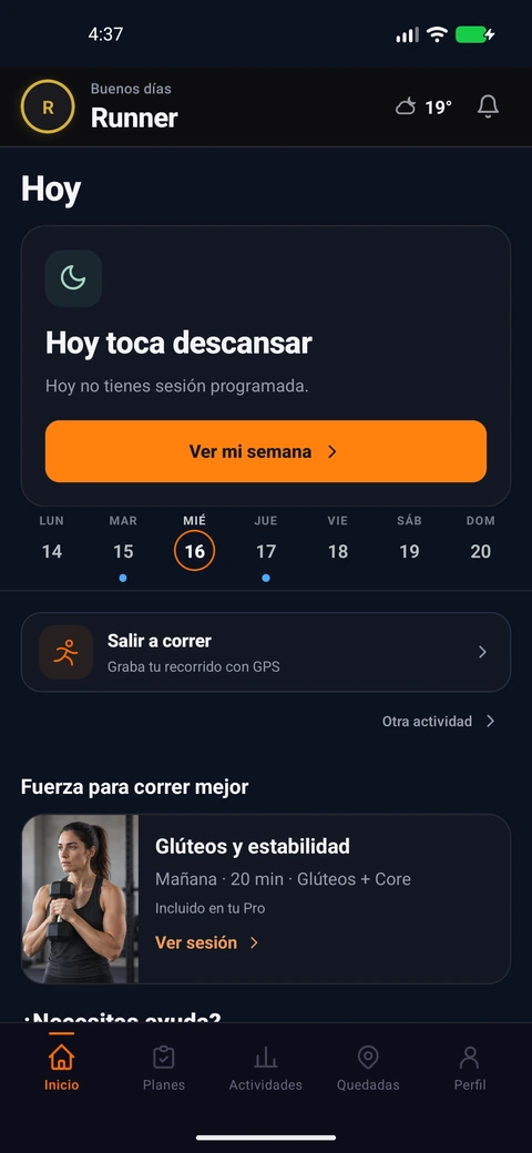 Pantalla de inicio de la app de CorrerJuntos: el aviso &laquo;Hoy toca descansar&raquo; con el bot&oacute;n Ver mi semana, la semana del 14 al 20 con el mi&eacute;rcoles 16 marcado, el acceso Salir a correr para grabar el recorrido con GPS y la secci&oacute;n Fuerza para correr mejor.