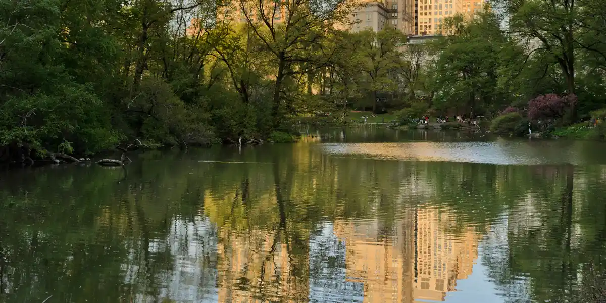 Lago de Central Park con el perfil de Manhattan al fondo, en Nueva York