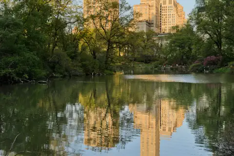 Lago de Central Park con el perfil de Manhattan al fondo, en Nueva York