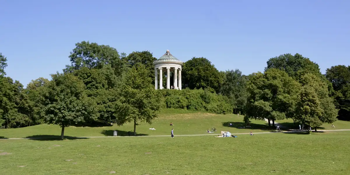 El Monopteros sobre la pradera del Englischer Garten, en Múnich