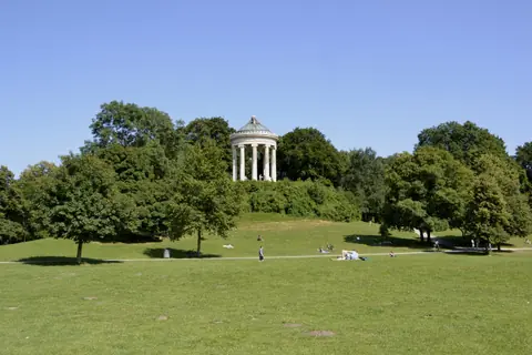 El Monopteros sobre la pradera del Englischer Garten, en Múnich