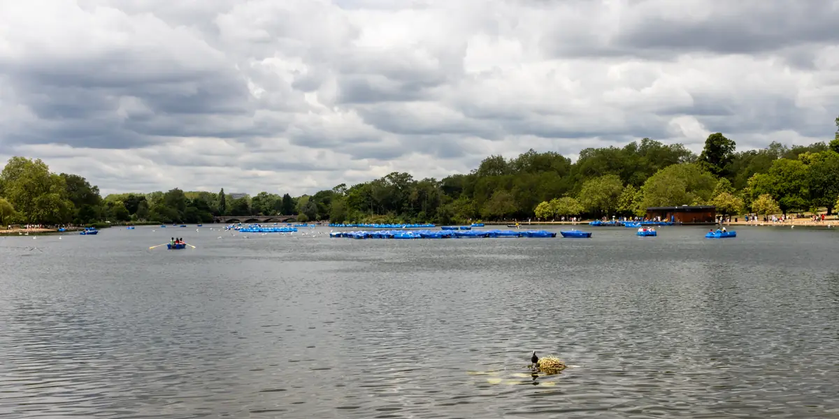 El lago Serpentine de Hyde Park, en Londres