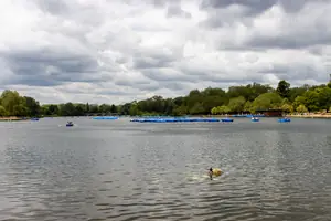 El lago Serpentine de Hyde Park, en Londres