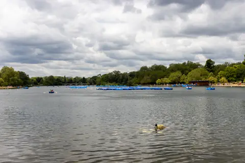 El lago Serpentine de Hyde Park, en Londres