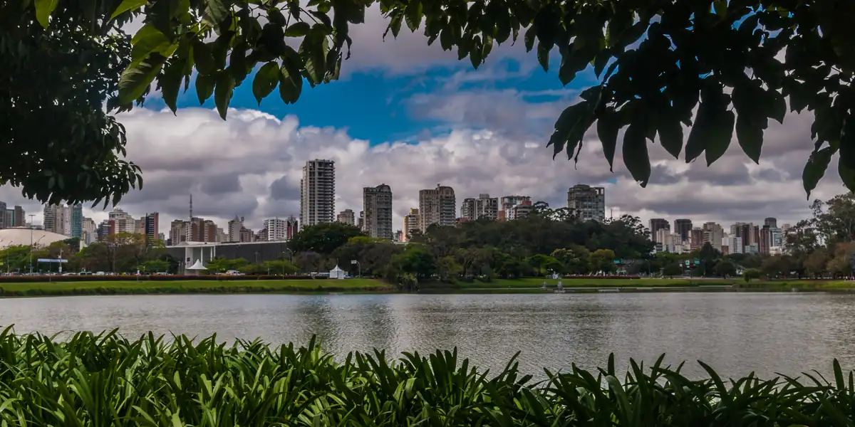 Lago del Parque Ibirapuera con el perfil de São Paulo al fondo