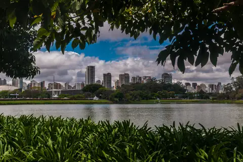 Lago del Parque Ibirapuera con el perfil de São Paulo al fondo
