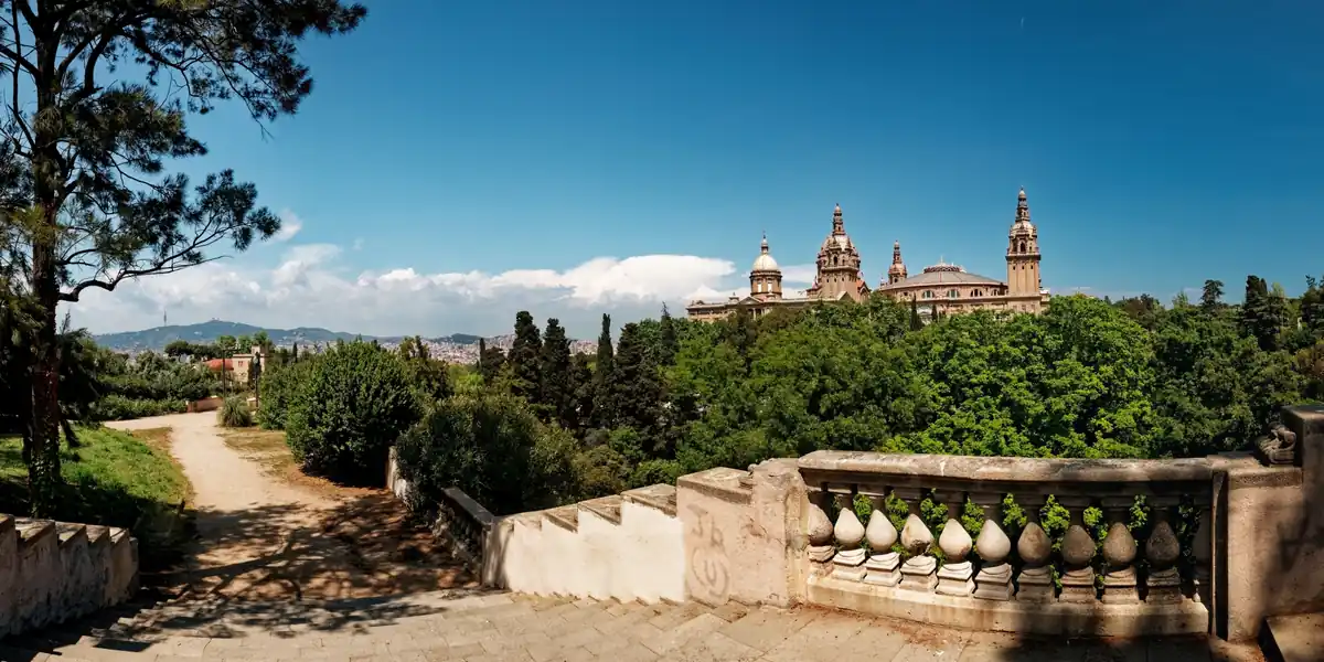 Camino de Montjuïc con el Palau Nacional al fondo, en Barcelona