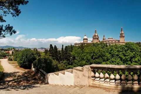 Camino de Montjuïc con el Palau Nacional al fondo, en Barcelona