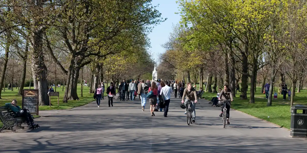 Avenida arbolada del Broad Walk, en Regent's Park (Londres)