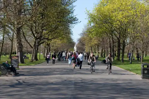 Avenida arbolada del Broad Walk, en Regent's Park (Londres)