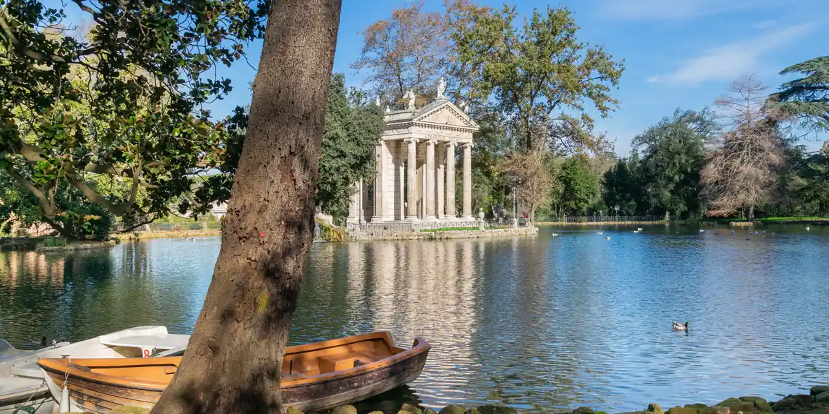 El Templo de Esculapio sobre el lago de Villa Borghese, en Roma