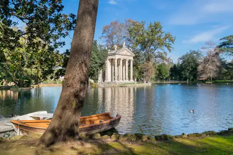El Templo de Esculapio sobre el lago de Villa Borghese, en Roma