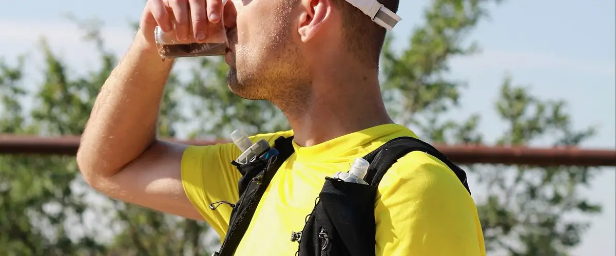 Corredor de trail con bidones blandos en chaleco de <a href=